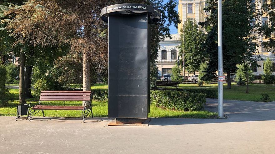 В Саратове уже два месяца не могут привести в порядок оскверненный мемориал Олегу Табакову