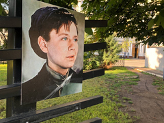 В Саратове уже два месяца не могут привести в порядок оскверненный мемориал Олегу Табакову