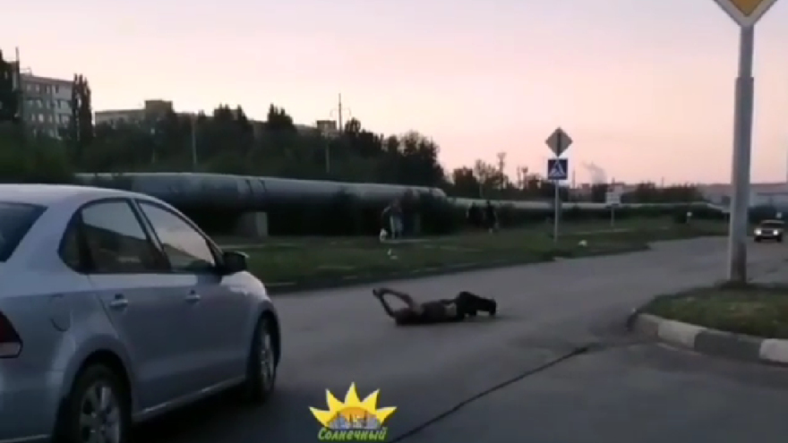Пока на расслабоне, на чиле: в Солнечном мужчина лежал на дороге и мешал проезду машин