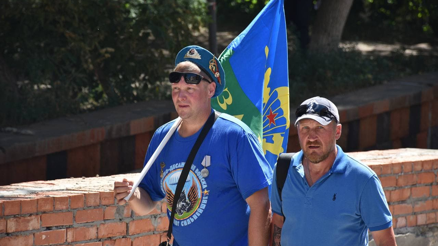День ВДВ в Саратове: купание в Волге и песни от афганца, живущего под мостом
