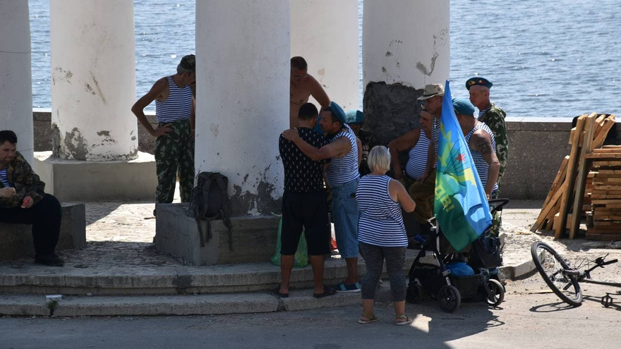 День ВДВ в Саратове: купание в Волге и песни от афганца, живущего под мостом