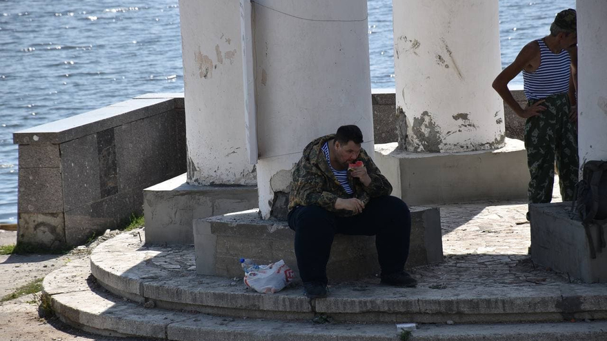 День ВДВ в Саратове: купание в Волге и песни от афганца, живущего под мостом