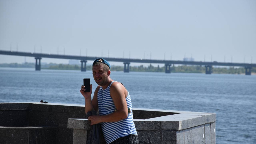 День ВДВ в Саратове: купание в Волге и песни от афганца, живущего под мостом