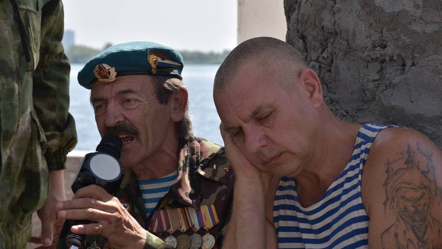 День ВДВ в Саратове: купание в Волге и песни от афганца, живущего под мостом