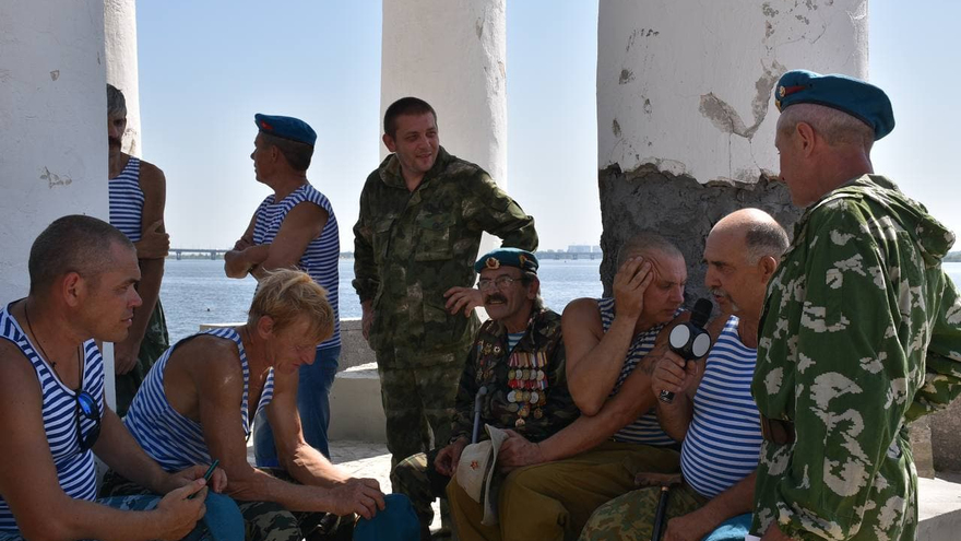 День ВДВ в Саратове: купание в Волге и песни от афганца, живущего под мостом