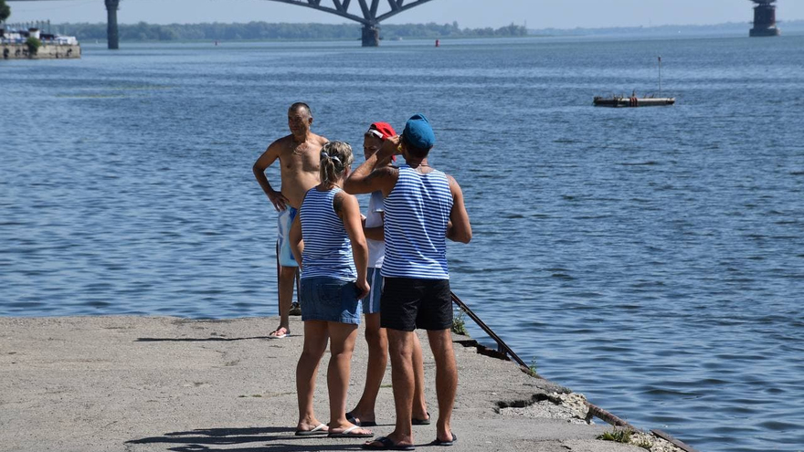 День ВДВ в Саратове: купание в Волге и песни от афганца, живущего под мостом
