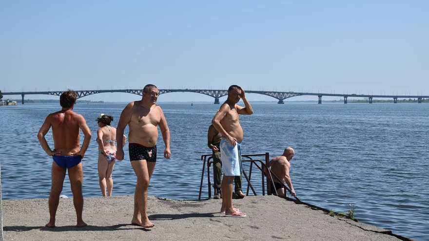 День ВДВ в Саратове: купание в Волге и песни от афганца, живущего под мостом