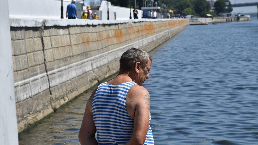 День ВДВ в Саратове: купание в Волге и песни от афганца, живущего под мостом