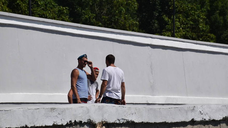 День ВДВ в Саратове: купание в Волге и песни от афганца, живущего под мостом