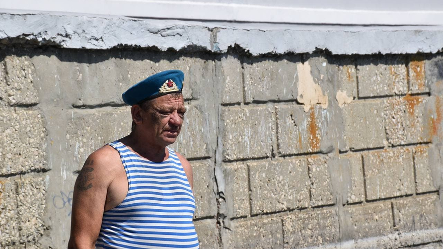 День ВДВ в Саратове: купание в Волге и песни от афганца, живущего под мостом
