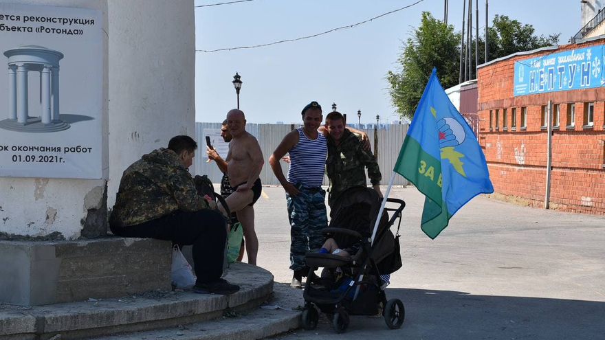День ВДВ в Саратове: купание в Волге и песни от афганца, живущего под мостом