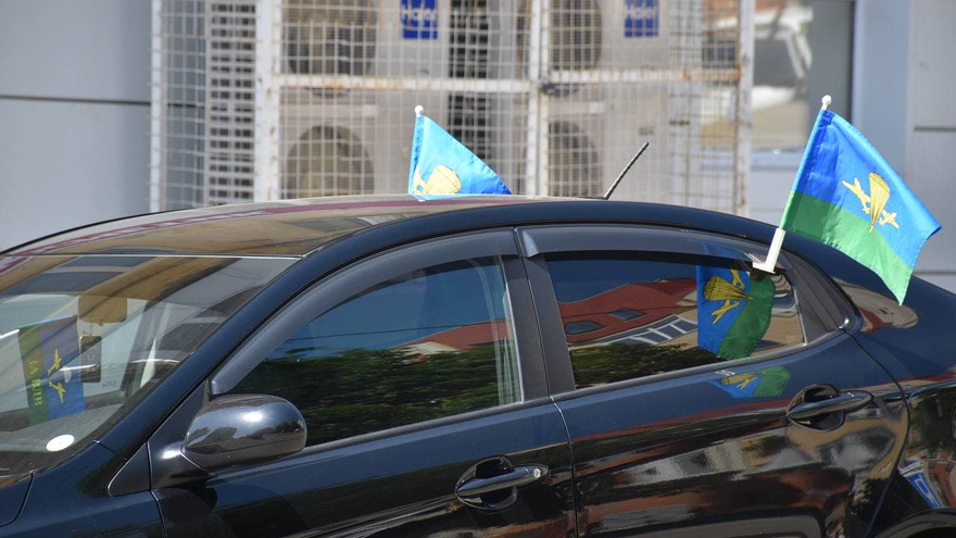 День ВДВ в Саратове: купание в Волге и песни от афганца, живущего под мостом