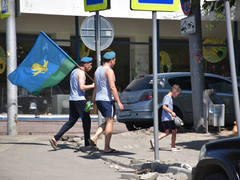 День ВДВ в Саратове: купание в Волге и песни от афганца, живущего под мостом