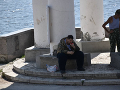 День ВДВ в Саратове: купание в Волге и песни от афганца, живущего под мостом