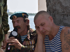 День ВДВ в Саратове: купание в Волге и песни от афганца, живущего под мостом
