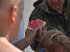 День ВДВ в Саратове: купание в Волге и песни от афганца, живущего под мостом