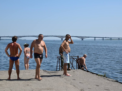 День ВДВ в Саратове: купание в Волге и песни от афганца, живущего под мостом