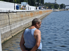 День ВДВ в Саратове: купание в Волге и песни от афганца, живущего под мостом