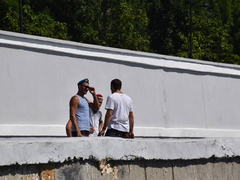 День ВДВ в Саратове: купание в Волге и песни от афганца, живущего под мостом