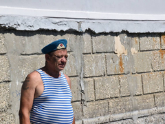 День ВДВ в Саратове: купание в Волге и песни от афганца, живущего под мостом