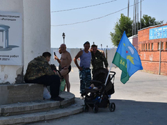 День ВДВ в Саратове: купание в Волге и песни от афганца, живущего под мостом