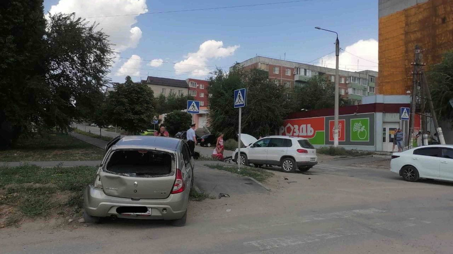 В Вольске женщина на иномарке протаранила кроссовер и сбила пешехода