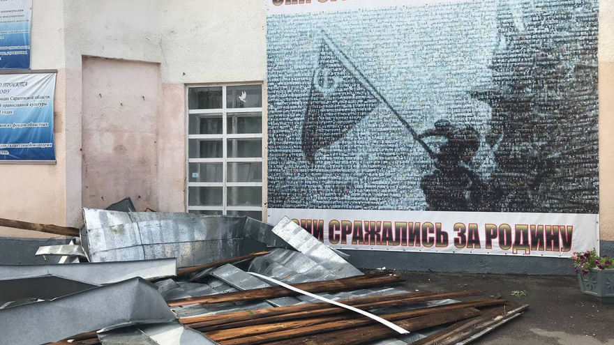 Поваленные деревья, разрушенные крыши, оборванные провода: от ночного урагана пострадали пять районов Саратовской области