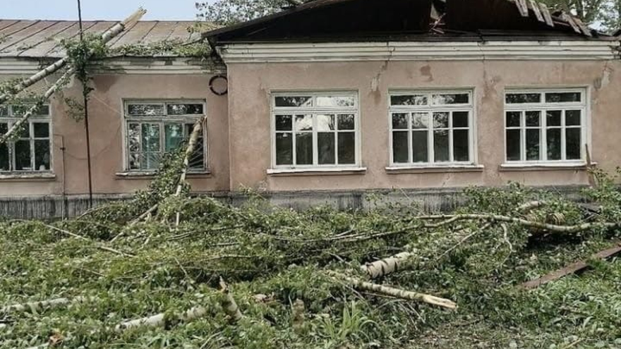 Сорваны крыши, выбиты окна, повалены деревья: последствия урагана в Саратовской области