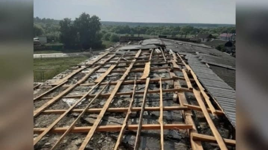 Сорваны крыши, выбиты окна, повалены деревья: последствия урагана в Саратовской области