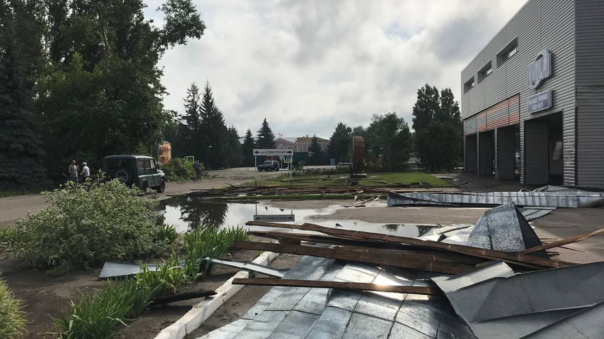 Сорваны крыши, выбиты окна, повалены деревья: последствия урагана в Саратовской области
