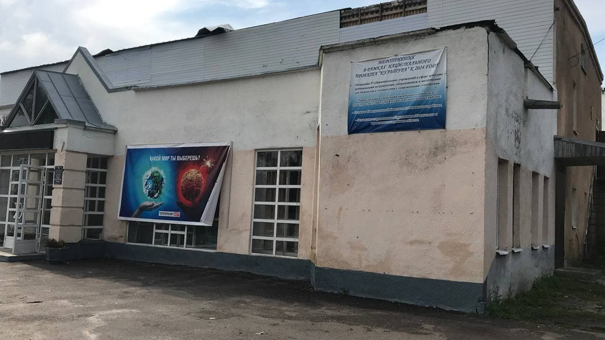Сорваны крыши, выбиты окна, повалены деревья: последствия урагана в Саратовской области