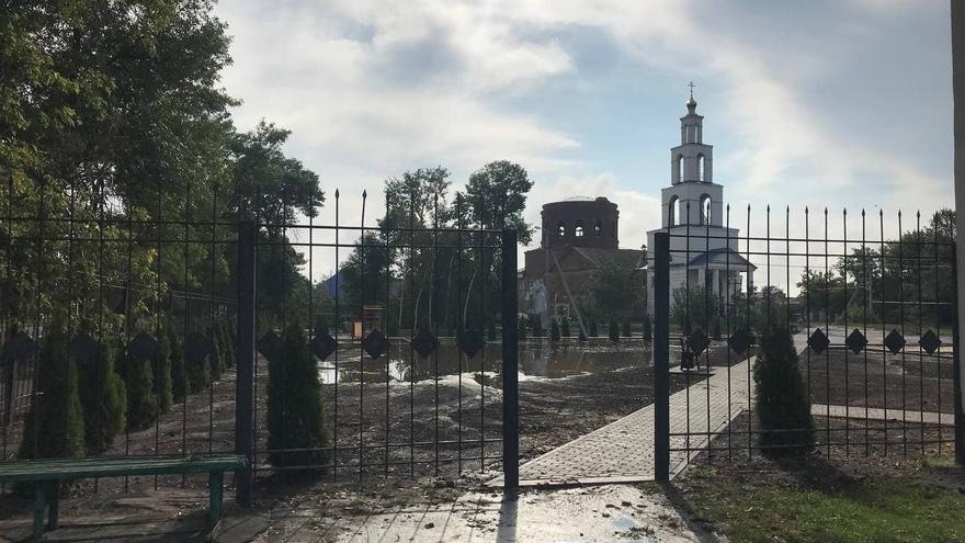 Сорваны крыши, выбиты окна, повалены деревья: последствия урагана в Саратовской области