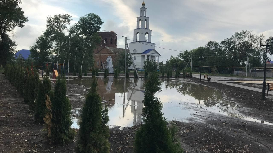 Сорваны крыши, выбиты окна, повалены деревья: последствия урагана в Саратовской области