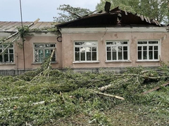 Сорваны крыши, выбиты окна, повалены деревья: последствия урагана в Саратовской области