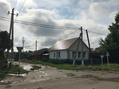 Сорваны крыши, выбиты окна, повалены деревья: последствия урагана в Саратовской области