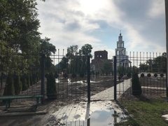 Сорваны крыши, выбиты окна, повалены деревья: последствия урагана в Саратовской области