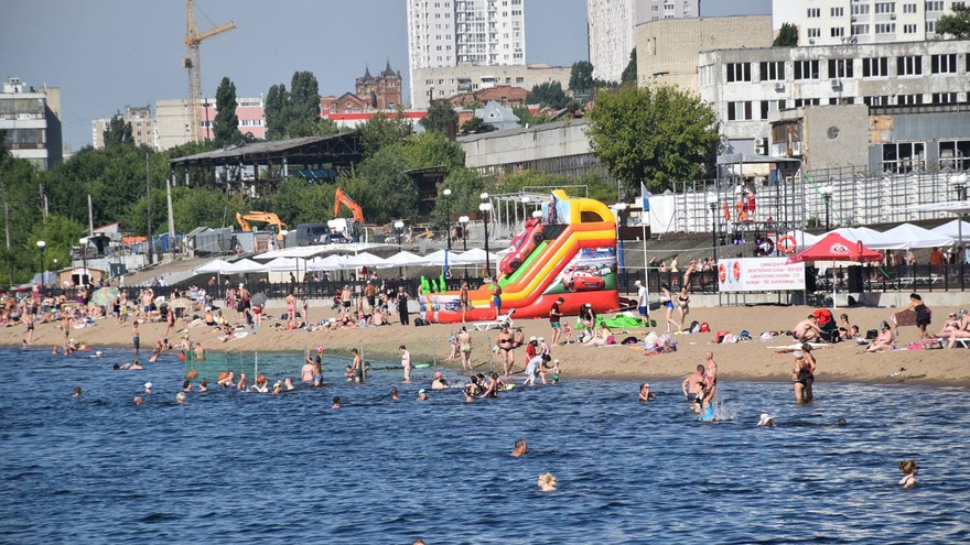 Антон Похазников призвал саратовцев не верить слухам об опасностях воды на пляже