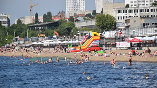 Антон Похазников призвал саратовцев не верить слухам об опасностях воды на пляже