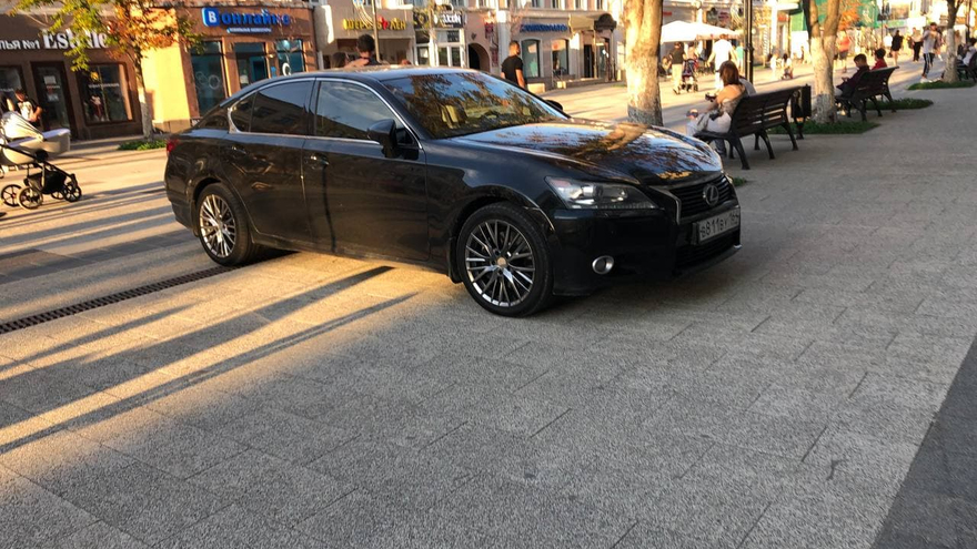 Очевидец: автохам припарковал Lexus на проспекте Кирова
