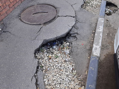 Ждут, пока люди ноги переломают?: саратовец пожаловался на разбитый тротуар у Фрунзенского районного суда 