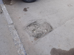 Ждут, пока люди ноги переломают?: саратовец пожаловался на разбитый тротуар у Фрунзенского районного суда 