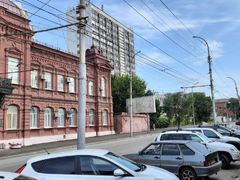 Ждут, пока люди ноги переломают?: саратовец пожаловался на разбитый тротуар у Фрунзенского районного суда 