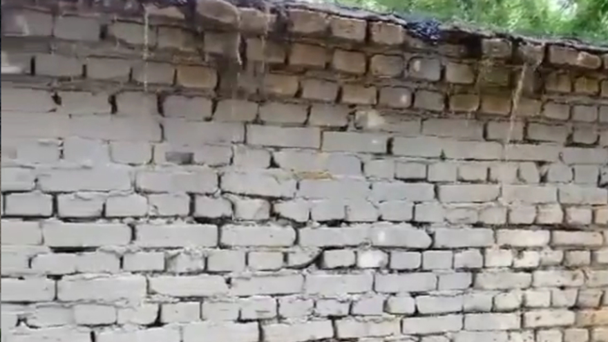 В Кировском районе сняли на видео коммунальный водопад: вода стекает с крыши гаража и затапливает улицу