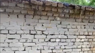 В Кировском районе сняли на видео коммунальный водопад: вода стекает с крыши гаража и затапливает улицу
