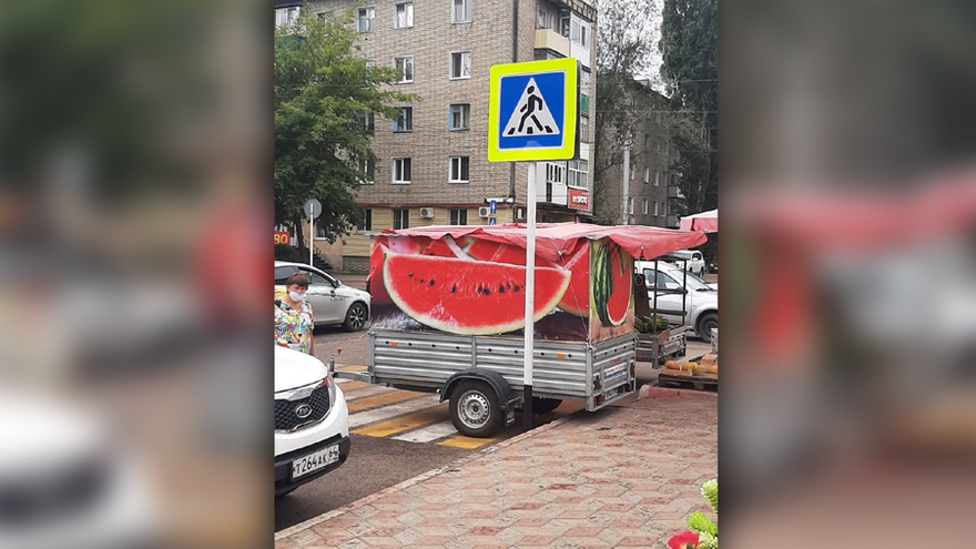 Продавец арбузов оборудовал пешеходный переход под торговую точку