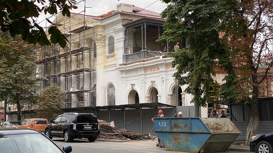 С усадьбы Александровского в Саратове сняли фальшфасад, часть здания побелили