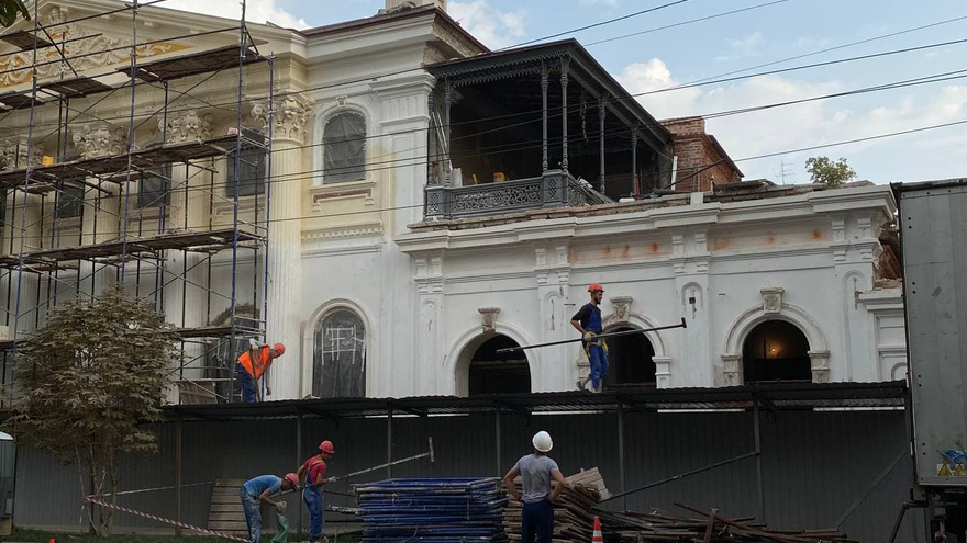 С усадьбы Александровского в Саратове сняли фальшфасад, часть здания побелили