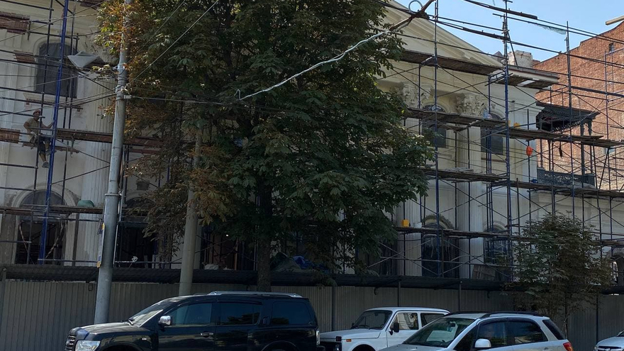 С усадьбы Александровского в Саратове сняли фальшфасад, часть здания побелили
