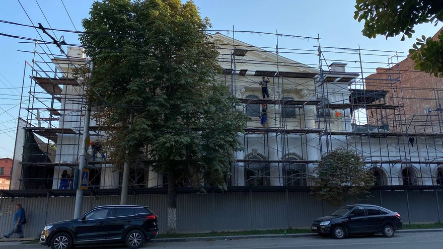 С усадьбы Александровского в Саратове сняли фальшфасад, часть здания побелили