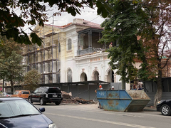 С усадьбы Александровского в Саратове сняли фальшфасад, часть здания побелили